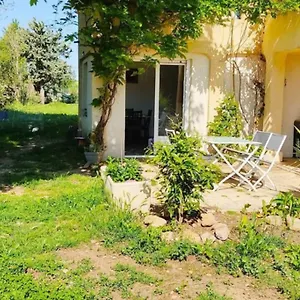 Joli D'entressen Dans Mas En Campagne Avec Piscine Jeux D'extérieurs Pour Enfants Terrain De Pétanque Appartement